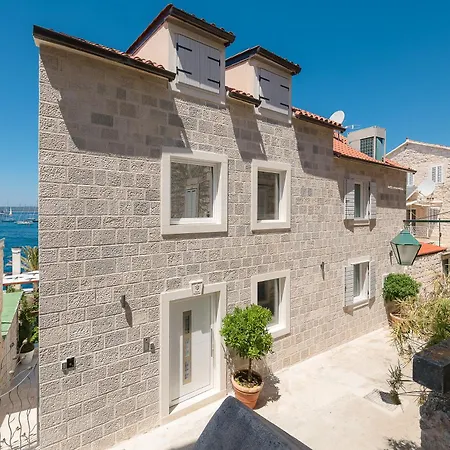 Marina Hvar חוואר